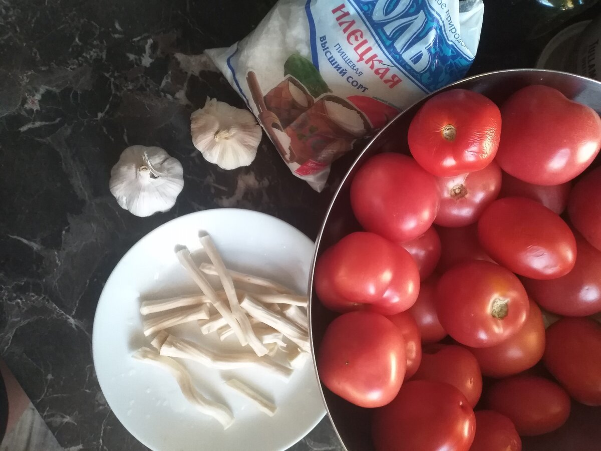 Нам потребуется:

Помидоры — 4 литра
Хрен очищенный — 250 гр.
Чеснок — 16 зубчиков
Соль — 8 ч.ложек (по вкусу) 
