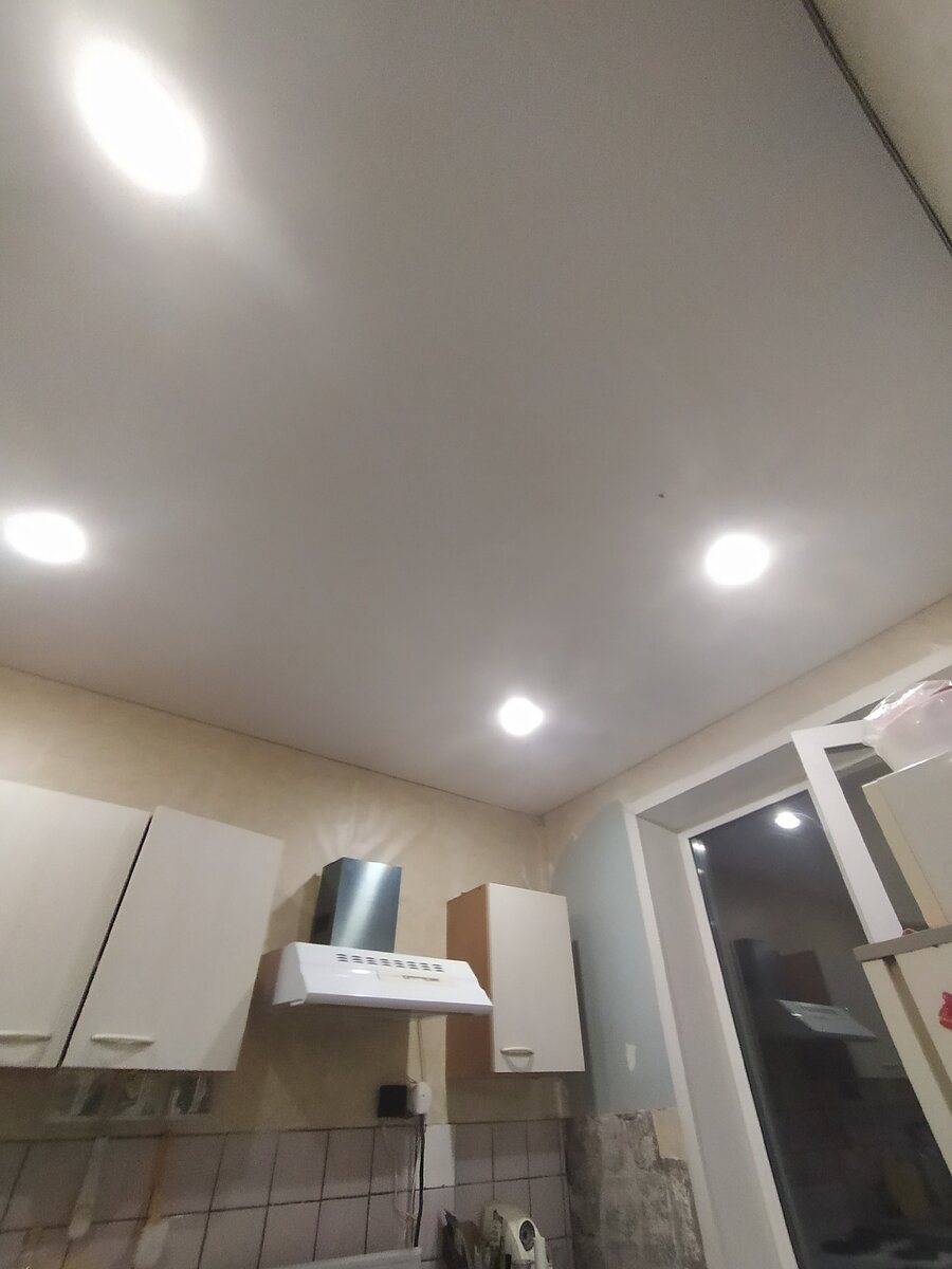 Натяжной потолок в кухне 