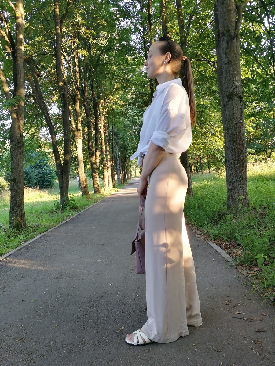 Это я. Лучше фото не нашла🤦🏼‍♀️. Не судите строго, познакомьтесь пока поближе с моим профилем😁. 