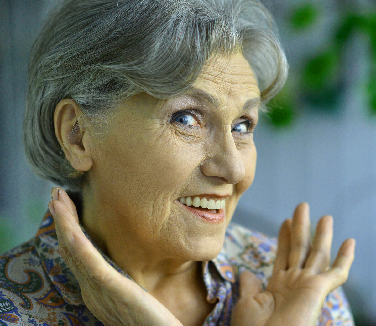 Довольная свекровь. Мерзкая свекровь. Свекровь и невестка. Свекровь и невестка. Хитрая свекровь.