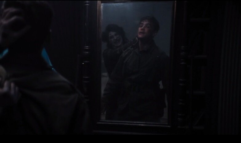 Солдата заставляют посмотреть на себя в зеркало, чтобы все вспомнить