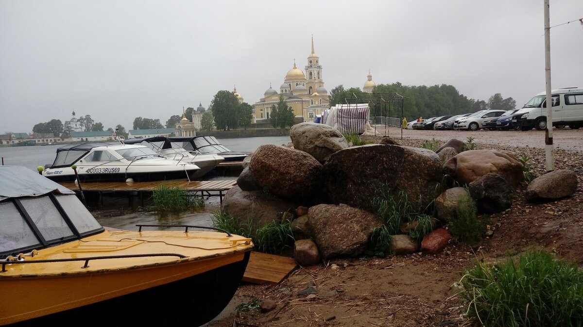 Здесь же можно купить вкусную рыбу - см. галерею (300-500 рублей в среднем)