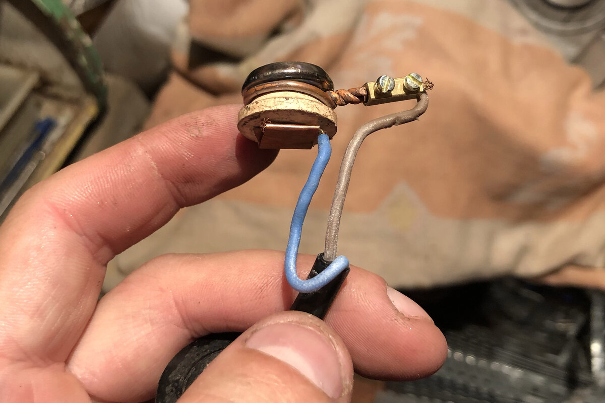 Центральный контакт подсоединил к проводу при помощи медной пластинки и хорошенько все обжал.