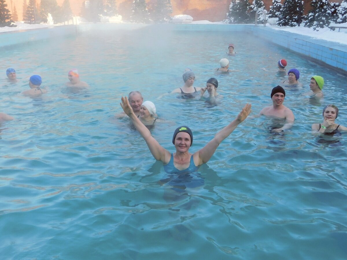 В открытом бассейне зимой. На улице -25, вода примерно +30.