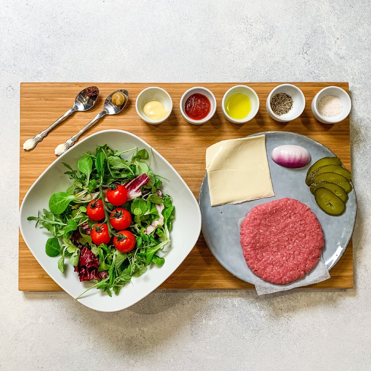 Сочный бургер на салатной подушке / @foodix.me (instagram) 