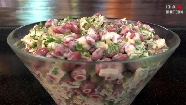 очень вкусный салат из фасоли с маринованными огурчиками