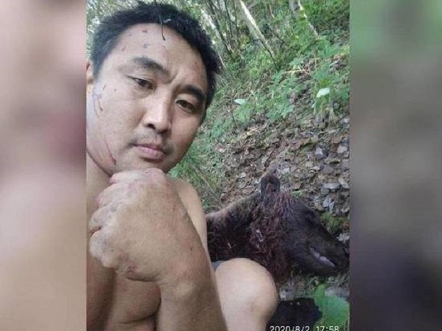 Житель Якутии убил разъяренного медведя ножом