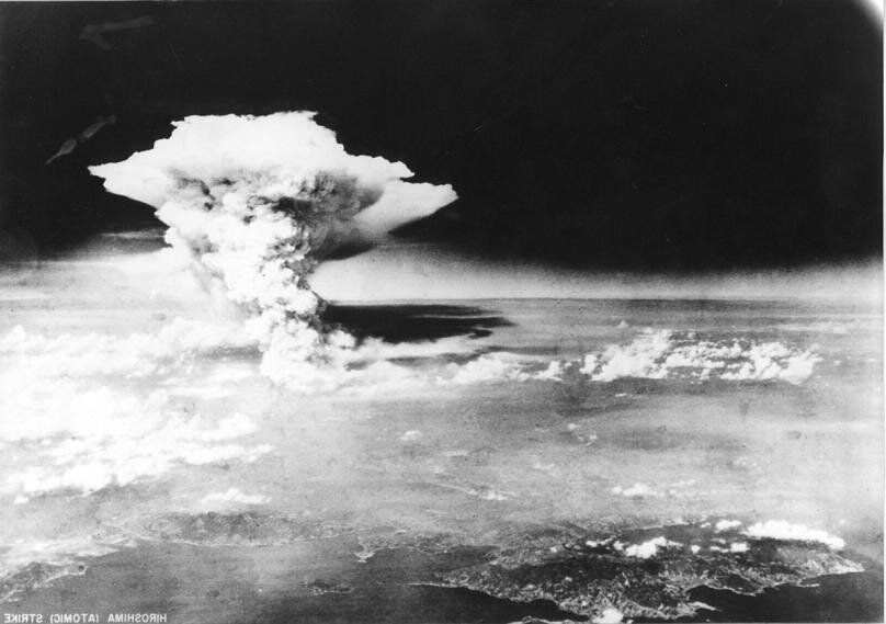 Ядерный гриб после сброса атомной бомбы бомбардировщиком B-29 "Enola Gay" над городом Хиросима. Фотография сделана армией США 6 августа 1945 г.