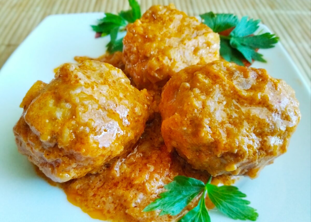 ежики в томатно сметанном соусе в духовке. тефтели мясные в томатном соусе. тефтели в томатно-сметанном соусе. тефтели из индейки в духовке. куриные тефтели в томатном соусе.