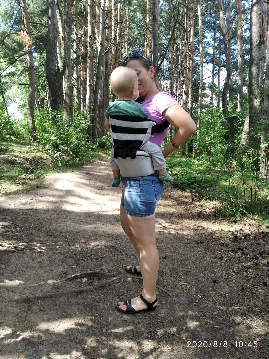 Хипсит с пристёгнутой спинкой.