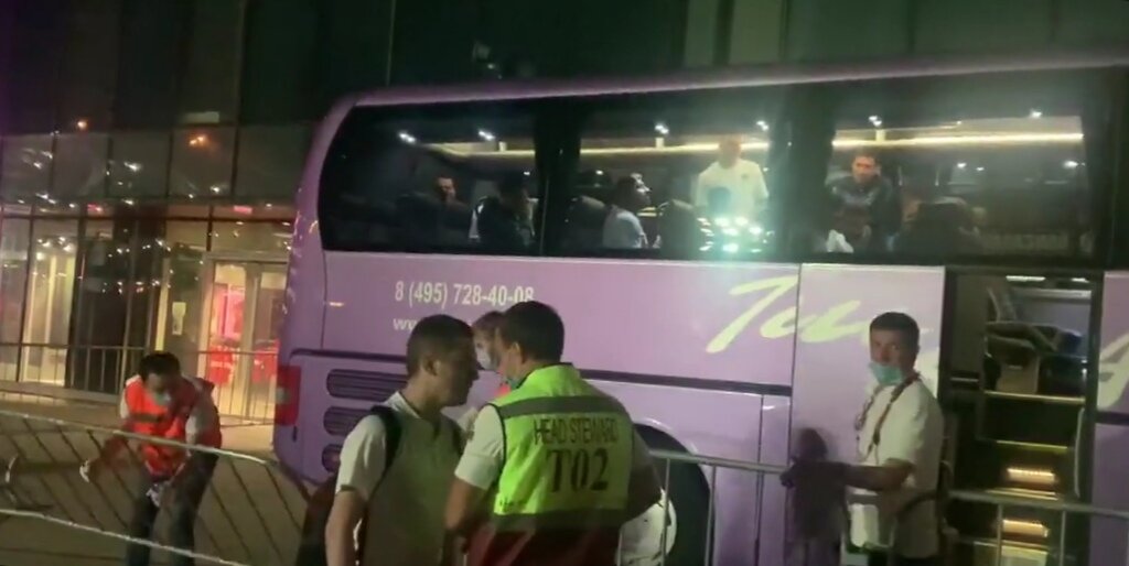 Болельщик, пытающийся пробраться к Забе для того, чтобы надрать ему зад) 