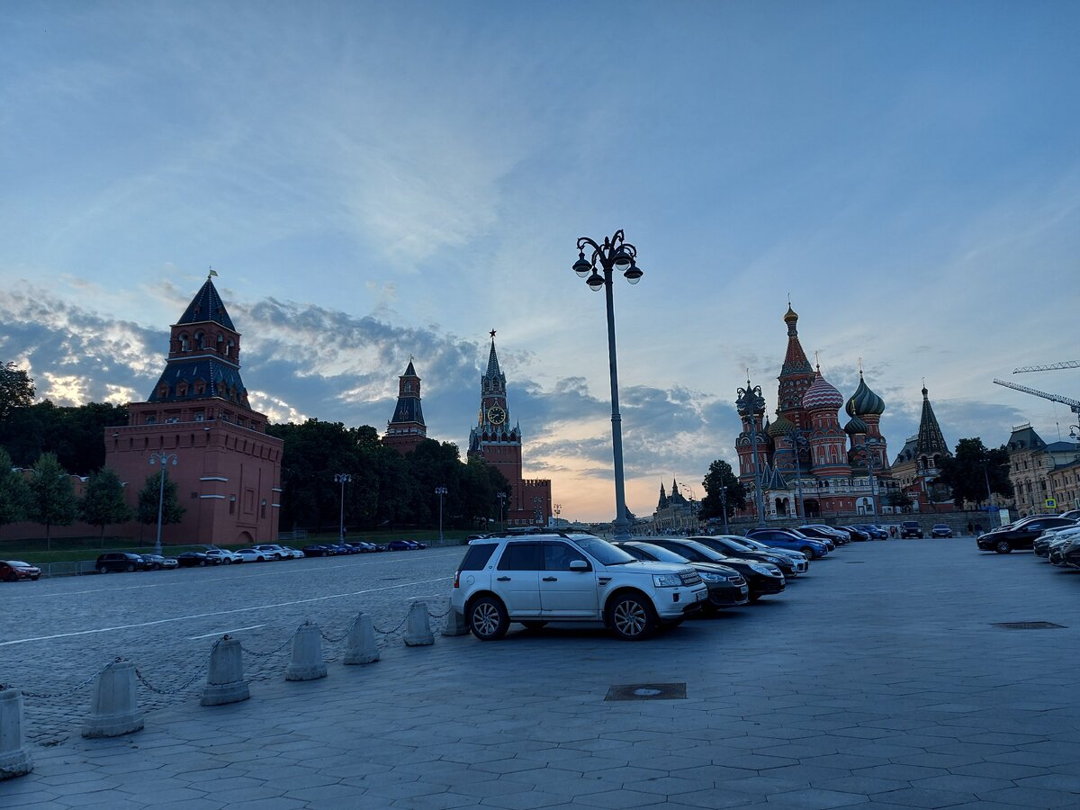 На Красной площади. Вид на Собор Покрова Пресвятой Богородицы что на Рву (больше известен как Храм Василия Блаженного) со стороны Большого Москворецкого моста
