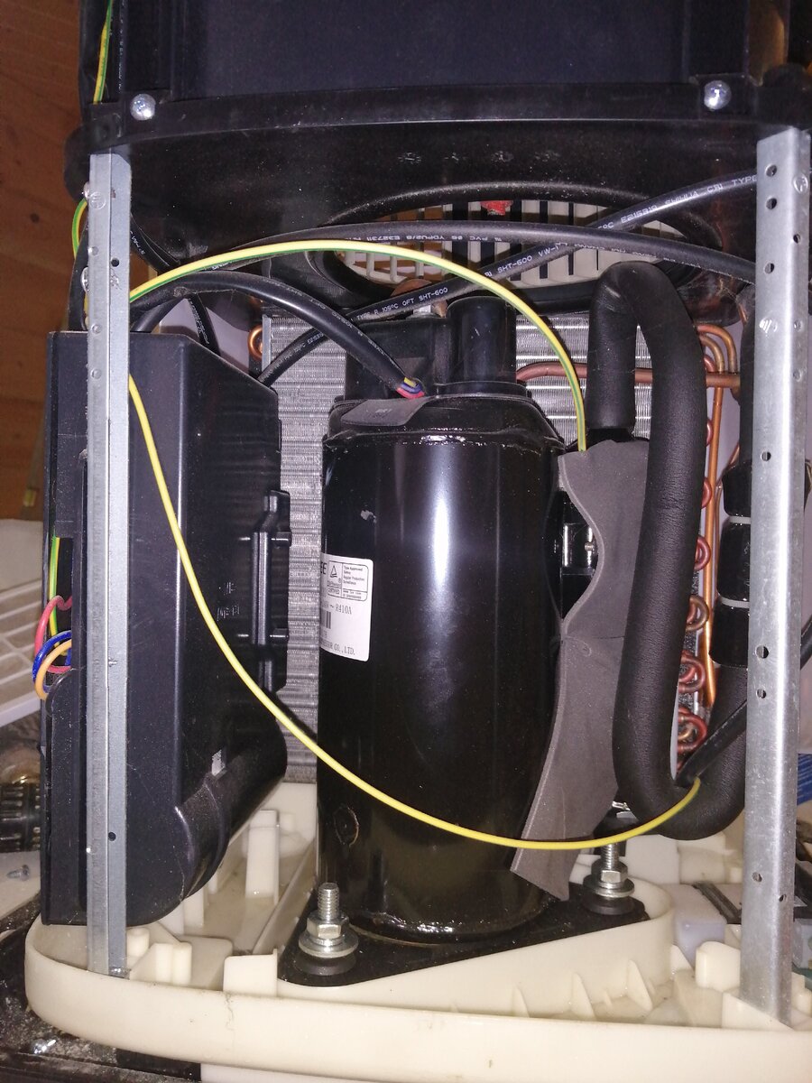 Стоит мощный мотор