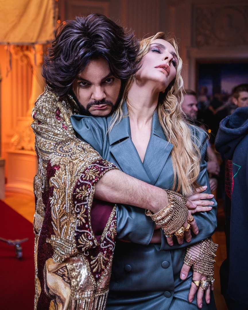 Фото взято из открытых источников в интернете. Сайт newinform.com. https://newinform.com/amp/209214-varnava-raskryla-podrobnosti-uchastiya-v-klipe-kirkorova-romany