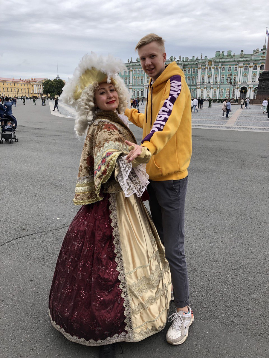 Вот за такие фотки мы отдали 3 тыщи рублей. Но я не обвиняю ребят, которые нарядились в костюмы, всё-таки это мы сглупили.