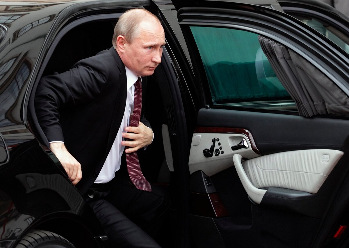 В.В.Путин выходит из Aurus 
