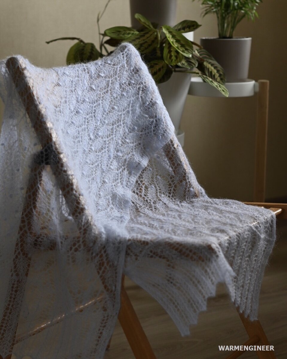 Ажурный палантин из Alize "Kid Royal"