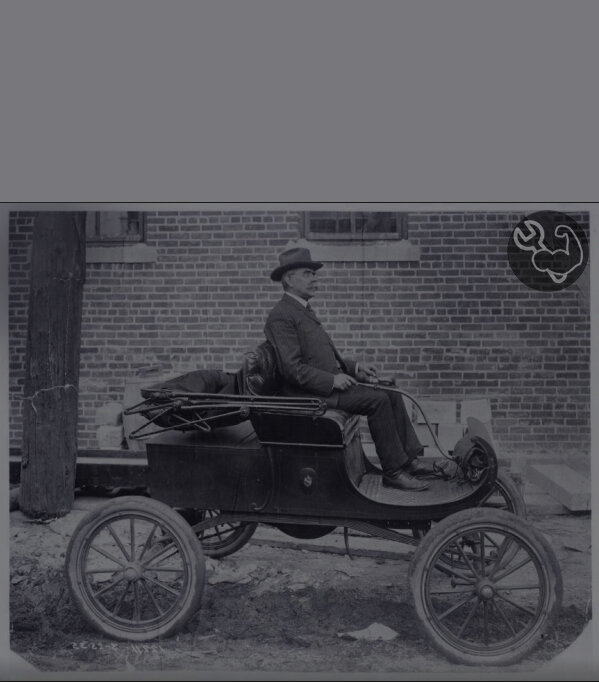 Уолтер Арнольд на своей машине.