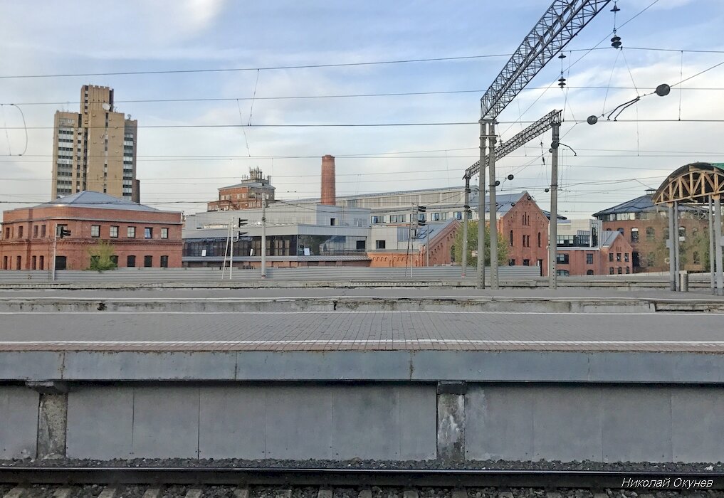 Вид на бизнес-квартал «Арма» с платформы Курского вокзала.