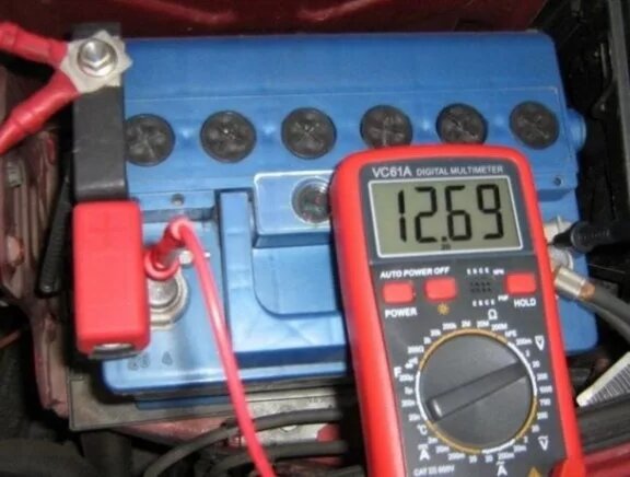 Маловато для заведенного двигателя.