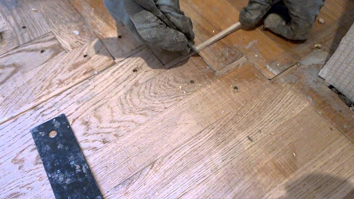 Процесс ремонта паркета. Заделка крупных щелей и устранение подвижности плашек