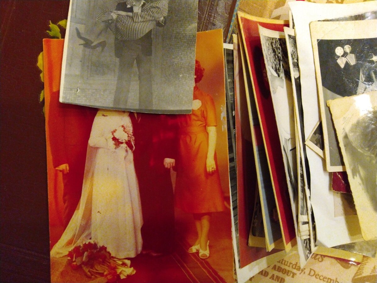 Счастливые мои родители. Папа маму на руках носит. Простите, но лица закрыла... Если кто узнает, чье фото, - пишите  в личку....Фото автора.