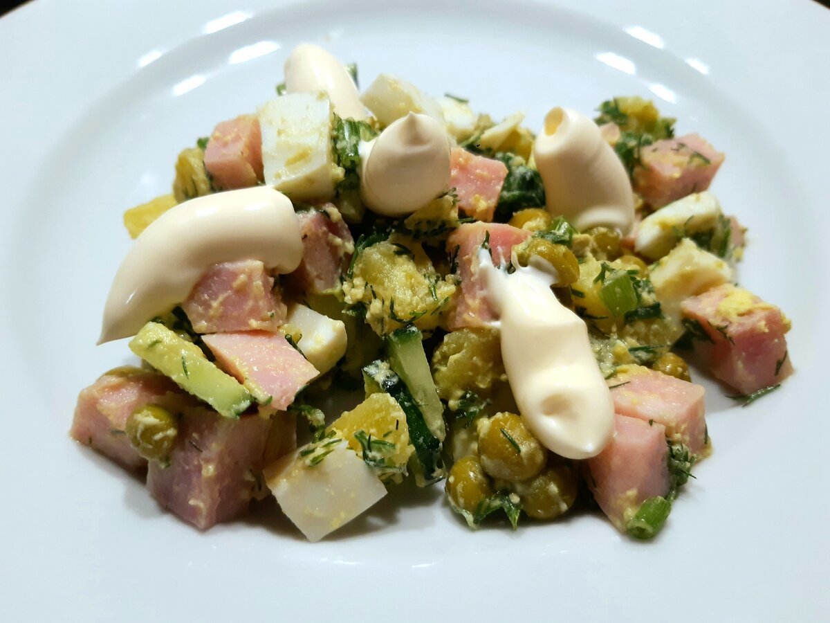 Слоенный салат с колбасой – кулинарный рецепт