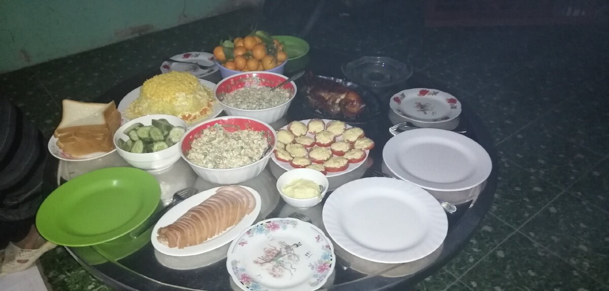 Хоть мы и во Вьетнаме, но новогодний стол накрыт по русским традициям😁