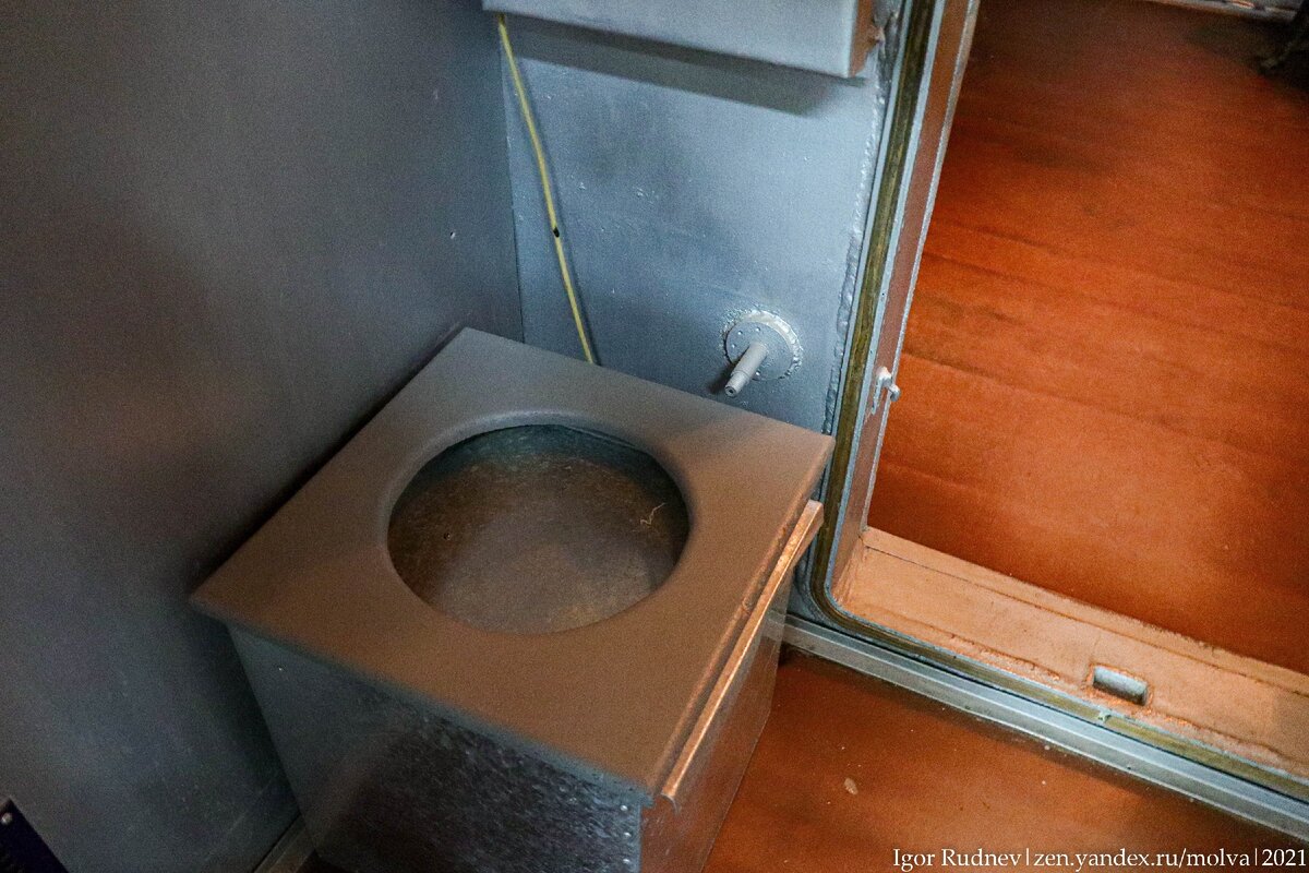 Унитаз из тренировочной сурдобарокамеры космонавтов на Земле