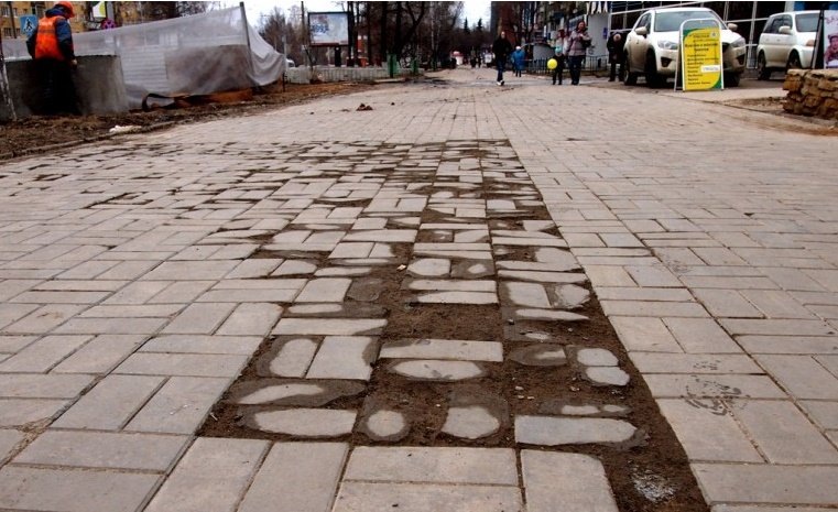 Основные ошибки при укладке плитки связаны в основном с системой водоотвода. Плитка должна укладываться на песок, мощеная поверхность должна быть ровной, иначе вследствие неравномерной нагрузки на покрытии быстро появятся трещины и сколы. При укладке нужно строго следовать инструкции, использовать только специализированный инструмент.