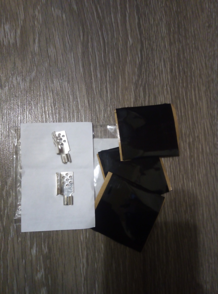 Набор состоит, из двух контактных зажимах и пяти битомных пластин изоляции. 