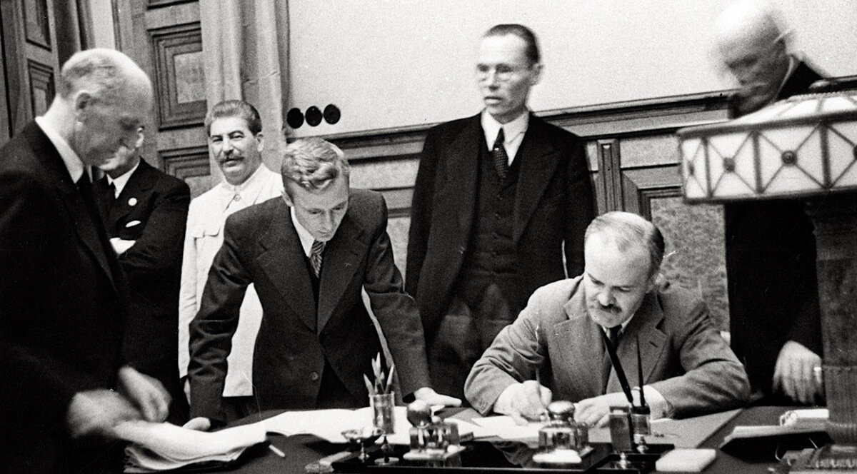 Молотов подписывает Пакт о ненападении с Германией. Источник: waralbum.ru