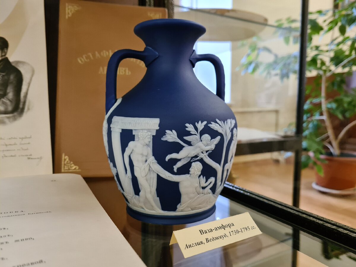 Пожалуй, самым известным изделием Веджвуда из яшмового фарфора стала воссозданная копия античной вазы, найденной при раскопках в Италии, так называемая «Портлендская ваза», которая позже была...-2