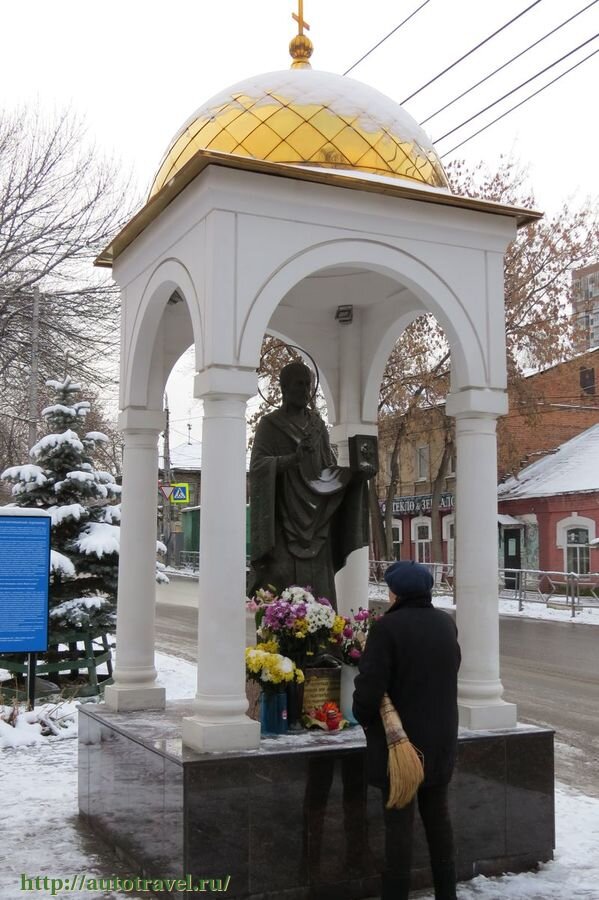 Памятник Николаю Чудотворцу установлен в 2012 году на месте «стояния Зои», городской легенды, произошедшей в 1956 году, когда «каменная Зоя» простояла на одном месте около 4 месяцев с иконой Николая Чудотворца в руках. (Самара (Самарская область))