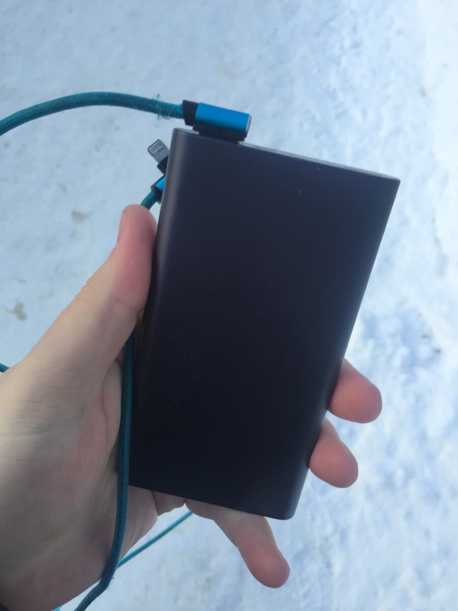 повербанк Xiaomi c емкостью 10 000 mAч.