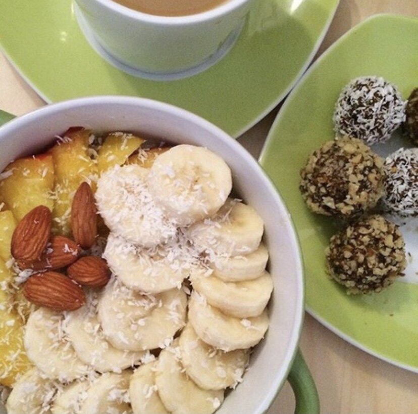 В основном я добавляю банан,какой-либо орех,чаще миндаль и еще яблоко либо грушу(это уже по желанию)