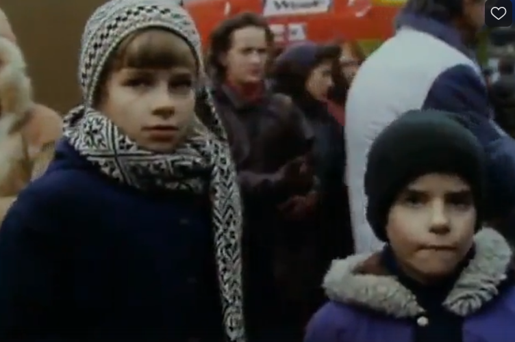 Маша и Саша (Маша и Саша Поповы), кадр из фильма "Котёнок" (1996)