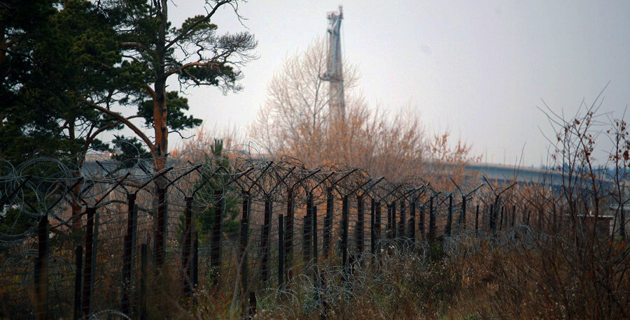 Бежать из дисбата особо некуда, та и смысла нет.