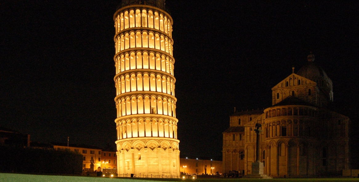 Башня классно смотрится и днем и ночью