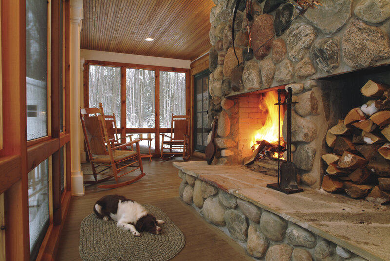 дровяная печь-камин fireplace hordo. дача дом камин. камин в деревянном доме. камин в дачном домике. гостиная с камином в загородном доме.