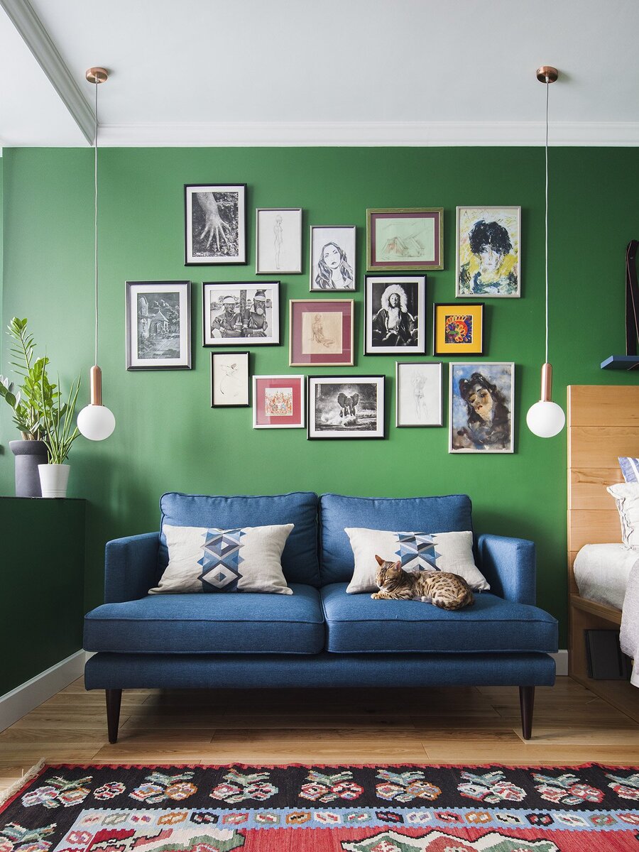 Рискнули бы сделать темно-зеленые стены в квартире? А вот в этой однушке Да! Сделали красиво и не переборщили