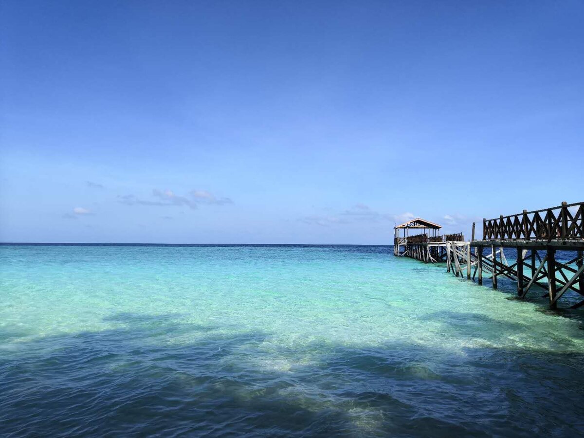 Напомню,  что на следующий день в восемь у нас начало программы. Уже оплаченной.  На другом конце Малайзии. Я судорожно ищу стойку авиакомпаний,  оказывается, чудо, что есть ещё рейсы, и покупаю билеты на три часа  позже. 