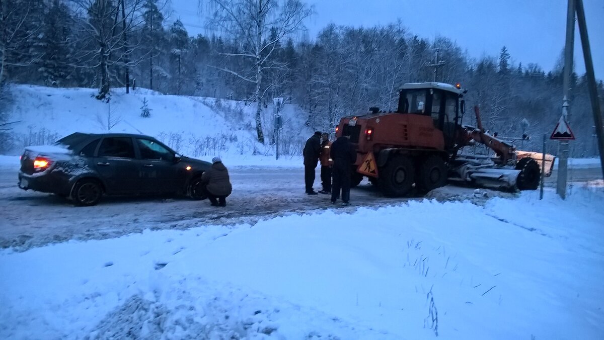 Вот дама в берете фотографирует якобы летнюю резину