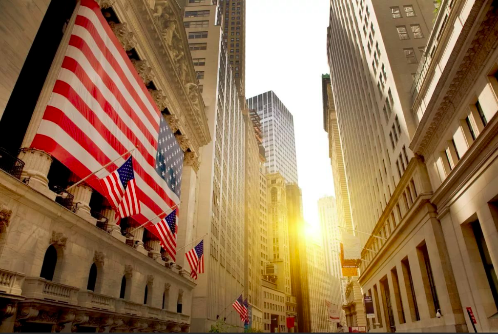 Уолл-стрит - улица в Нью-Йорке, где находится крупнейшая фондовая биржа.