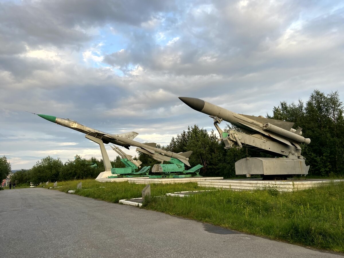 выставка военной техники абсолютно открыта, при этом чиста и ухожена, причем значительно лучше самого поселка..