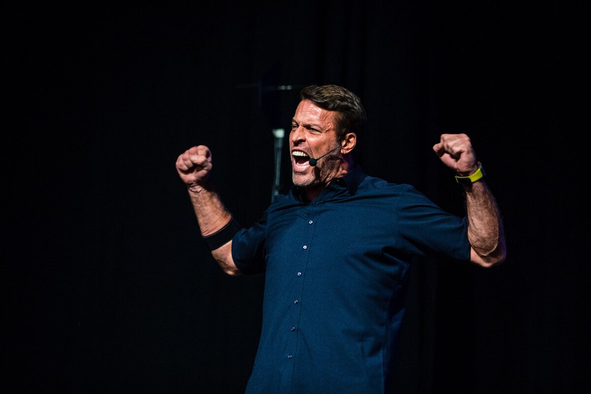 Источник: http://brand.tonyrobbins.com/d/C569xfE2YnjG/tony-robbins-digital-style-guide#/gallery/approved-photos