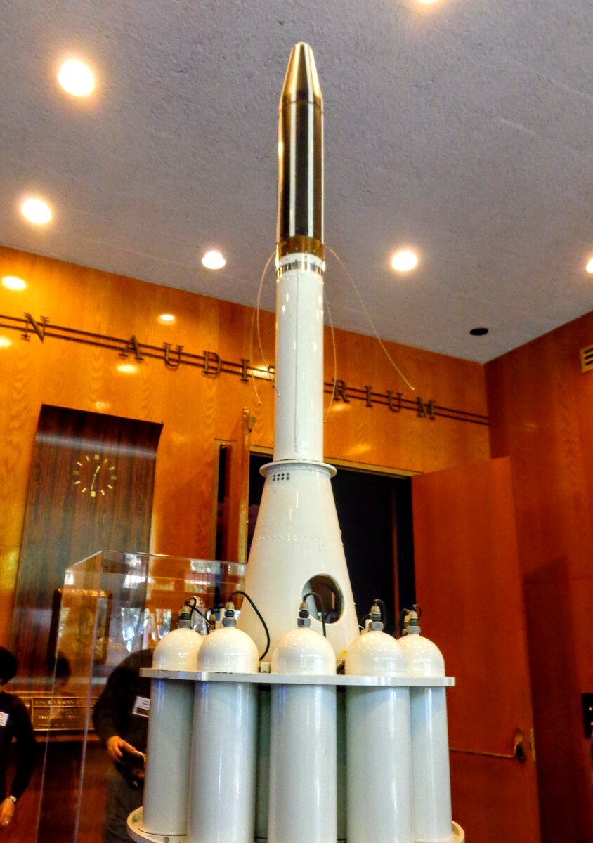 Напротив аудитории фон Кармана. Макет спутника Explorer 1 (Эксплорер 1) - первый спутник, успешно запущенный в США (1958). Фото автора