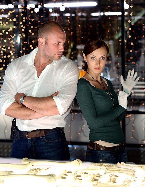 Это российская адаптация американского детективного сериала Bones канала FOX, впервые вышедшего на экраны в 2005 г.