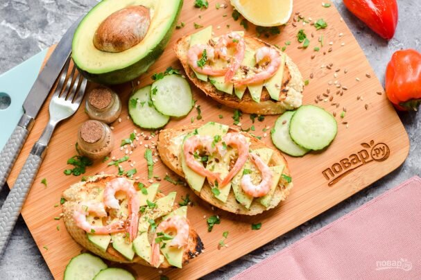 Брускетта с креветками и авокадо