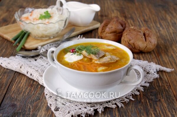 Приготовить мясной бульон из свинины. Сделать обжарку из моркови и лука. К мясу в бульон выложить картофель, варить около 10 минут. Затем добавить квашеную капусту, варить еще около 5 минут. В самом конце добавить в кастрюлю обжарку. Приправить солью и перцем. Перед употреблением можно дать щам настояться около 1 часа.